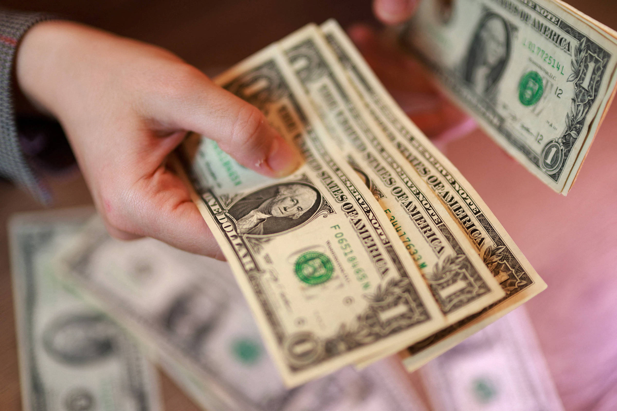 dolar-abre-perto-da-estabilidade-com-avaliacao-de-ata-do-copom-e-dados-da-inflacao