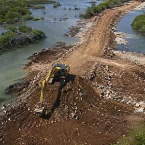 abrio-casi-2-km-de-camino-para-ir-a-pescar-y-termino-causando-un-grave-dano-ambiental