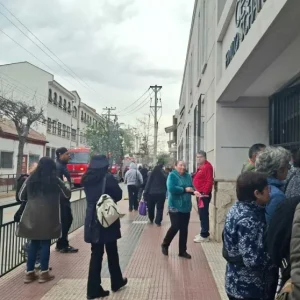 evacuan-preventivamente-el-cesfam-emilio-schaffhauser-por-amago-de-incendio