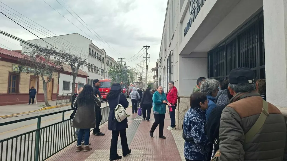 evacuan-preventivamente-el-cesfam-emilio-schaffhauser-por-amago-de-incendio