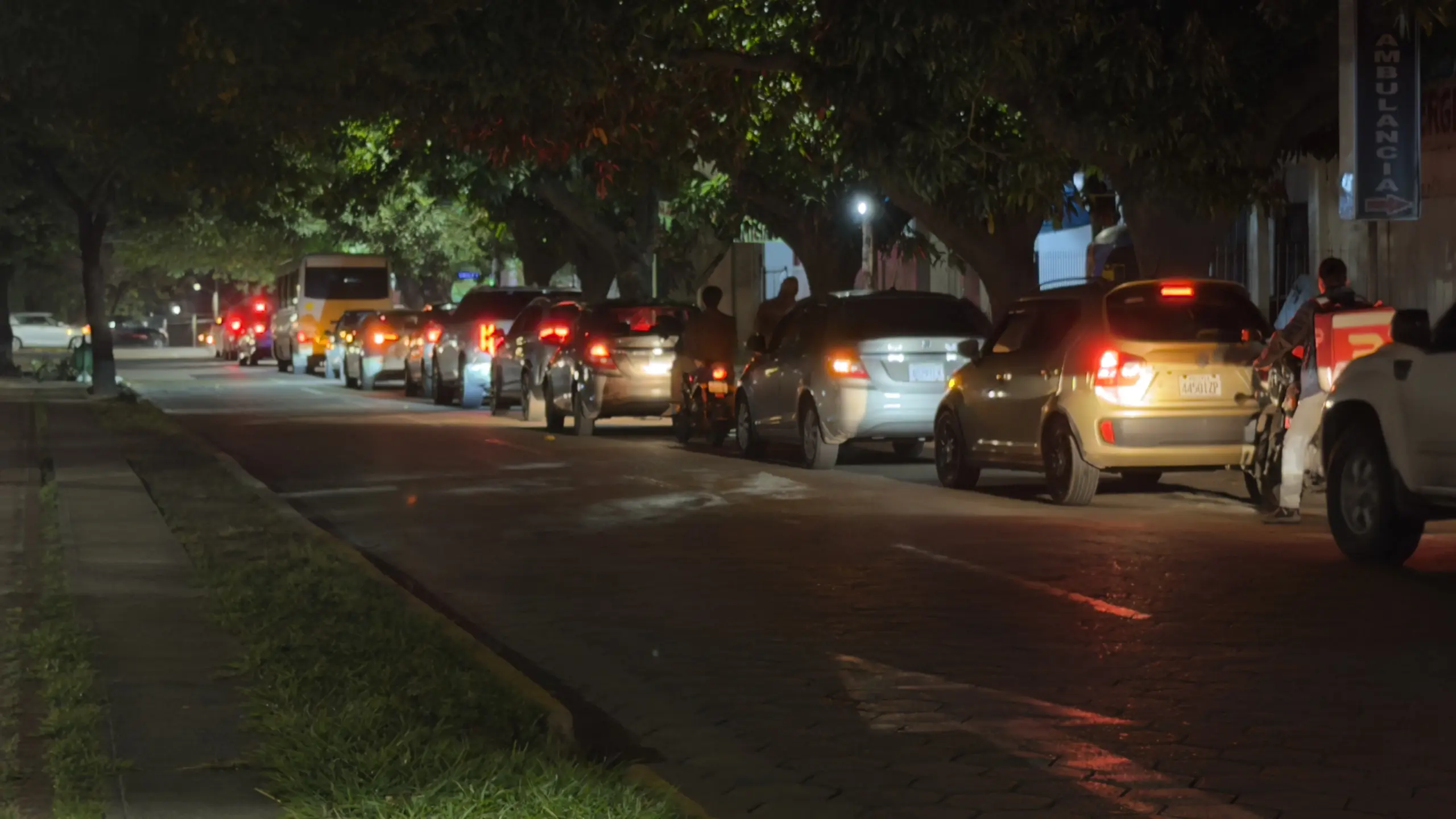 escasez-de-combustible-en-santa-cruz;-hay-largas-filas-en-los-surtidores