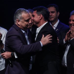 denunciante-de-suposta-armacao-acumula-mudancas-de-versao-sobre-vice-de-flavio-bolsonaro