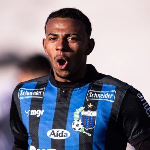thiago-brizuela,-la-nueva-joya-de-liverpool-que-marco-su-primer-gol-a-los-17-anos-y-se-prepara-para-el-mundial,-con-la-lucha-de-su-familia-y-la-humildad-como-pilares