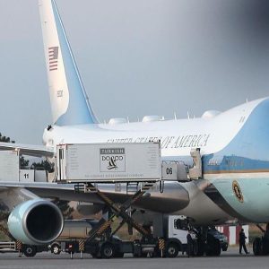 trump-se-escondio-en-un-contenedor-de-comida-para-cambiar-de-avion-en-secreto-tras-la-cumbre-de-la-otan-en-turquia,-segun-medios-en-eeuu
