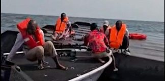 Zimbabwe: au moins 44morts dans le chavirage dun ferry sur le lac Kariba zimbabwe:-au-moins-44morts-dans-le-chavirage-dun-ferry-sur-le-lac-kariba