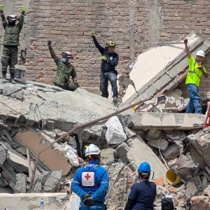 silencio-e-comocao-marcam-busca-por-sobreviventes-apos-terremoto-na-colombia