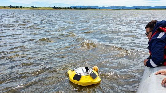 buenas-noticias-para-paso-de-las-piedras:-las-boyas-frenaron-a-las-algas-y-mejoraron-el-embalse