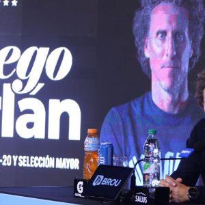se-adelanto-el-debut-de-diego-forlan-en-la-seleccion-uruguaya,-la-primera-lista-ya-tiene-fecha-y-la-auf-mantendra-una-forma-de-trabajo-que-impuso-bielsa