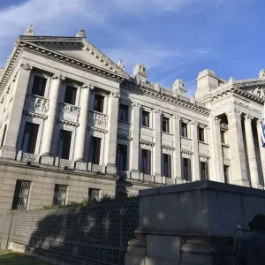 oficialismo-buscara-regular-viaticos-de-legisladores-y-subsidios-de-politicos-y-bordaberry-propone-prohibir-viajes-al-exterior-de-parlamentarios-con-fondos-publicos