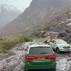 rescatan-a-seis-personas-que-quedaron-aisladas-en-sector-cordillerano-de-monte-patria