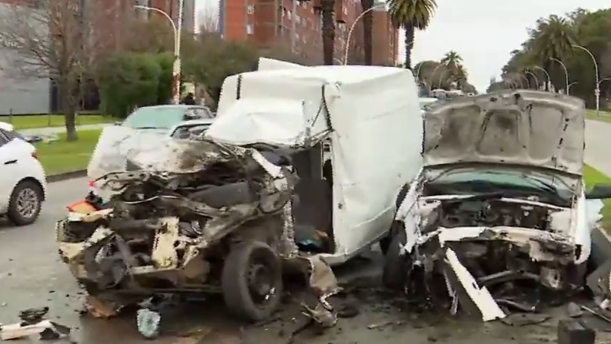 dos-personas-resultaron-gravemente-heridas-tras-violento-accidente-en-bulevar-artigas