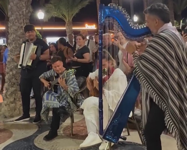 (video)-nestorlo-y-los-caminantes-cantaron-gratirola-en-las-calles-de-espana!