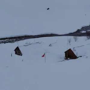 por-la-gran-cantidad-de-nieve:-realizan-rescate-aereo-de-funcionarios-desde-el-embalse-la-laguna