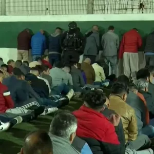 al-estilo-bukele:-concretan-masivo-traslado-de-peligrosos-reos-hacia-carcel-en-talca