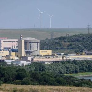 en-roumanie,-particuliers-et-entreprises-appeles-a-economiser-lelectricite,-apres-larret-de-la-centrale-nucleaire-du-pays-faute-deau-dans-le-danube