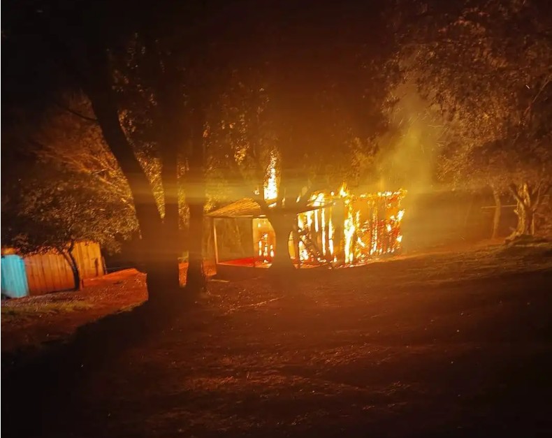 tata-arraso-con-ogai-de-madera-y-sospechan-de-un-incendio-intencional!