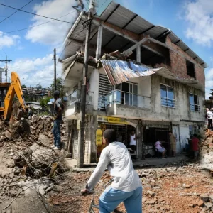 ‘un-balance-devastador’:-asi-es-la-carrera-contra-el-tiempo-para-evitar-una-grave-crisis-sanitaria-en-buenaventura