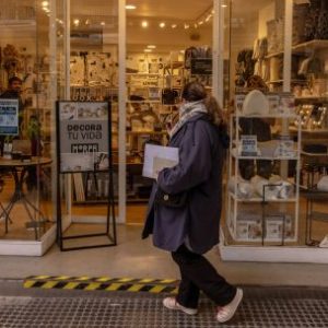 argentinas-inflation-edged-up-last-month-on-winter-holidays