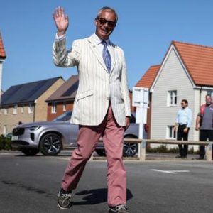 nigel-farage-reelu-depute-a-clacton-on-sea,-dans-le-sud-est-de-langleterre,-face-au-comte-a-tete-de-poubelle