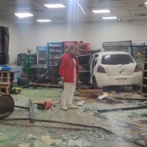 automovil-destrozo-tienda-de-surtidor