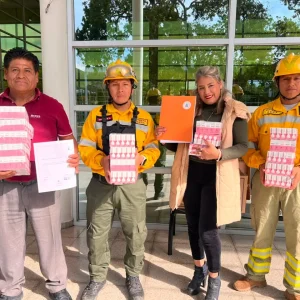 fundacion-cre-entregas-gotas-oftalmologicas-a-los-bomberos