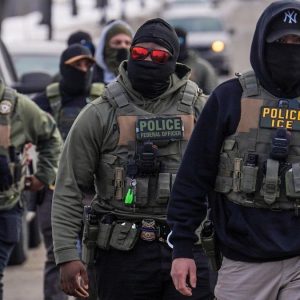 como-son-los-guantes-con-descargas-electricas-que-quiere-comprar-ice-para-las-deportaciones-masivas-de-trump