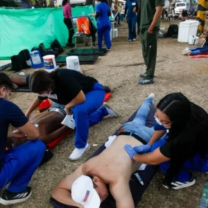 manos-que-alivian-tras-el-terremoto:-la-historia-de-la-brigada-de-salud-que-asiste-a-los-rescatistas-y-voluntarios-exhaustos-en-cali