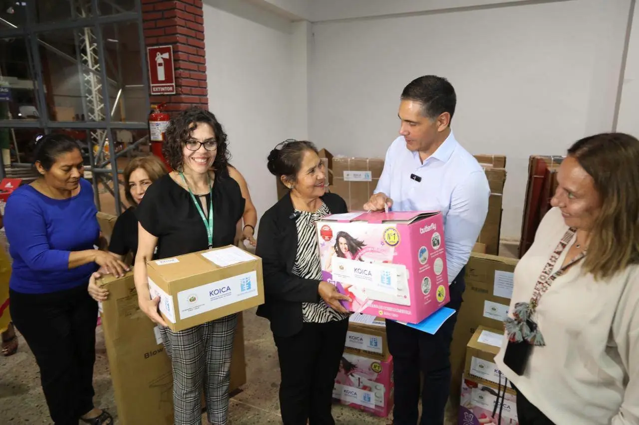 entregan-mas-de-bs-1.8-millones-en-equipos-a-180-emprendedoras