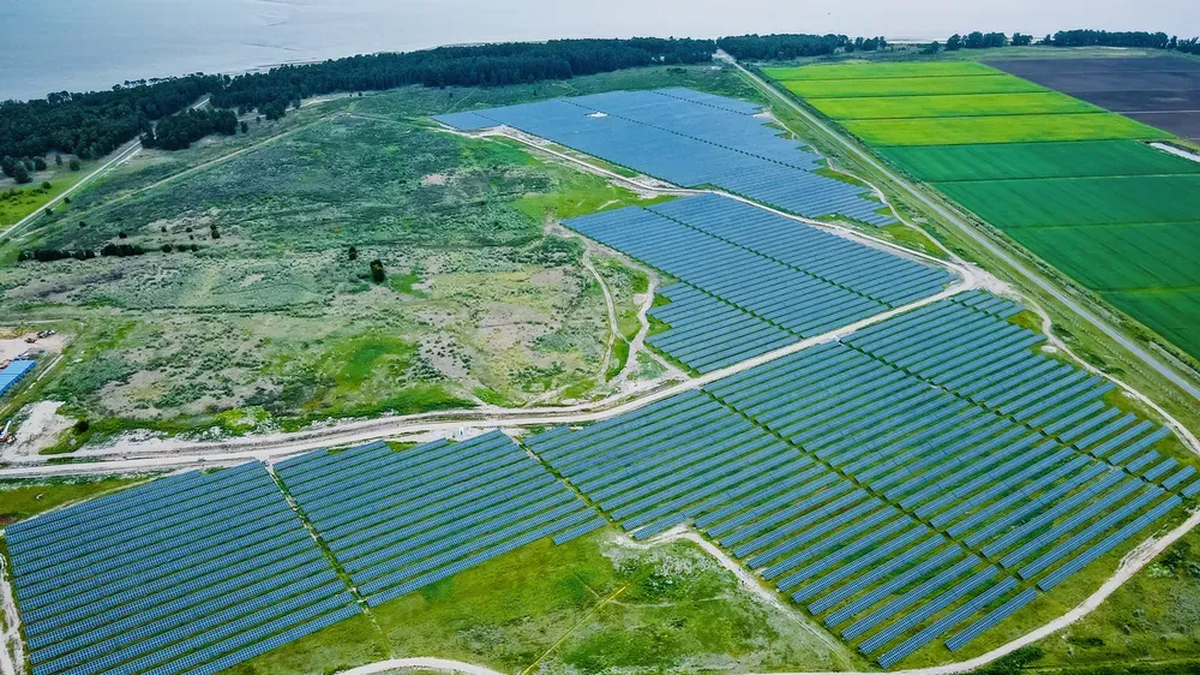 mas-alla-de-los-molinos:-uruguay-le-abre-la-puerta-a-una-decada-de-inversiones-solares