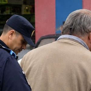 detuvieron-a-un-hombre-de-73-anos-por-robarse-alimentos-de-un-supermercado:-perdon,-hijo,-no-tengo-para-comer