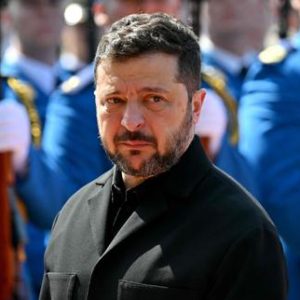 en-ukraine,-volodymyr-zelensky-en-passe-de-reprendre-la-main-apres-un-mois-de-crise-politique