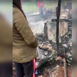 una-mujer-se-escapo-de-su-ex-endemoniado-y-el-termino-quemando-la-casa