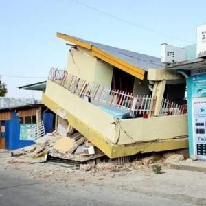 terremoto-de-magnitude-7,7-atinge-o-leste-da-indonesia-e-deixa-ao-menos-47-mortos