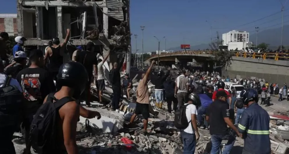 suben-a-71-los-muertos-por-terremoto-7,4-en-colombia