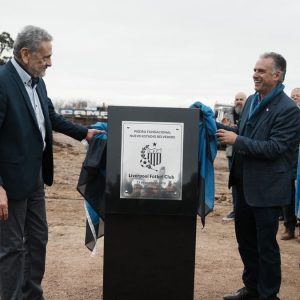 liverpool-coloco-la-piedra-fundacional-de-su-nuevo-estadio:-no-es-“solo-un-estadio,-le-cambia-la-cara-al-barrio”,-dijo-yamandu-orsi