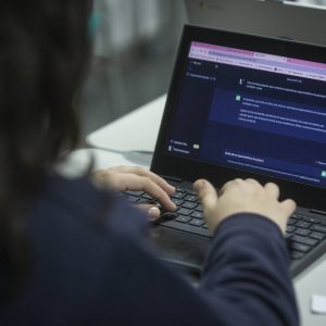 inteligencia-artificial-avanca-em-fraudes-e-ameaca-educacao-online-nos-eua
