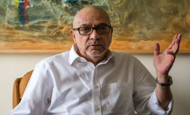 andres-caleca-y-la-mesa:-es-como-caminar-sobre-vidrio,-pero-aspiramos-a-una-transicion-democratica