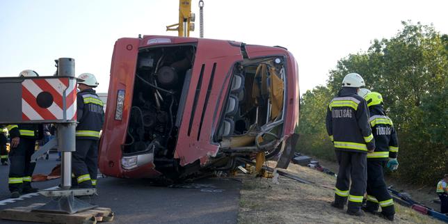 en-hongrie,-12morts-et-10blesses-dans-laccident-dun-car-immatricule-en-pologne