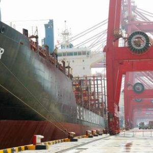 un-premier-porte-conteneurs-chinois,-le-dubai-tower,-a-pris-la-route-de-leurope-via-larctique