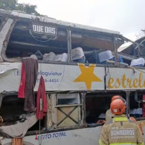 sobe-para-dez-o-numero-de-pessoas-mortas-em-tombamento-de-onibus-no-rj