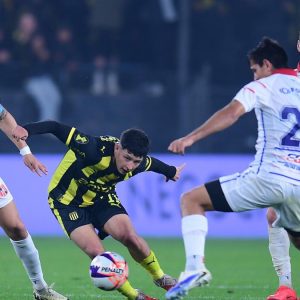 penarol-2-1-central-espanol-por-el-torneo-clausura:-con-la-magia-de-leonel-jaime,-el-aurinegro-volvio-a-ganar-y-tuvo-un-estreno-triunfal