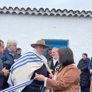 con-marcha-de-jinetes-y-bajo-una-intensa-lluvia,-blancos-celebraron-la-reinauguracion-de-el-cordobes-en-cerro-largo