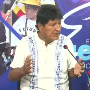 evo-critica-a-jp-por-anunciar-libre-importacion-de-carburantes