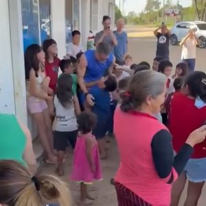 emotiva-visita-del-pirata-vegetti-a-los-chicos-del-banado-norte
