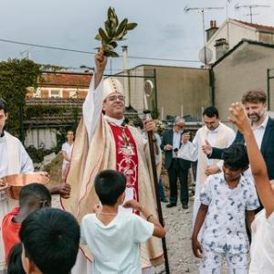 mgretienne-guillet,-eveque-de-saint-denis,-un-homme-qui-cree-de-la-maille-la-ou-il-y-a-des-dechirures