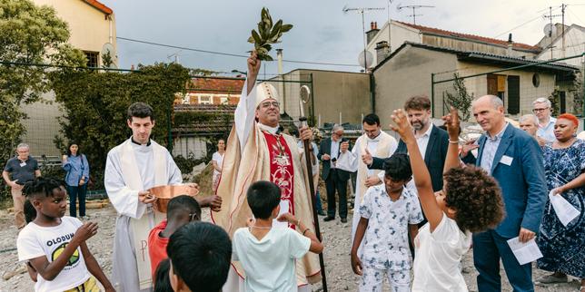 mgretienne-guillet,-eveque-de-saint-denis,-un-homme-qui-cree-de-la-maille-la-ou-il-y-a-des-dechirures