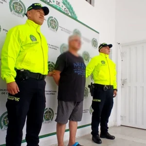 aprovecho-que-su-esposa-cuidaba-a-una-nina-y-habria-abusado-de-ella-al-menos-tres-veces:-investigan-a-sujeto-de-62-anos-capturado-en-medellin