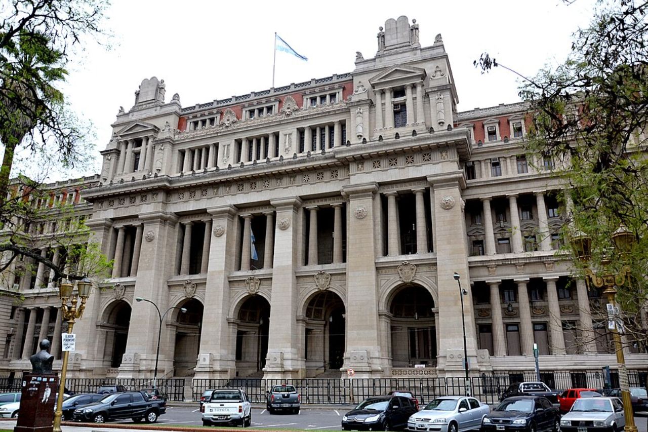 supreme-court-sets-limits-on-presidential-use-of-emergency-decrees