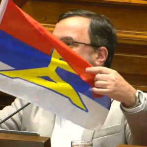 “para-cuando-se-resuelva-a-dar-el-paso”:-diputado-colorado-schipani-le-“regalo”-una-bandera-del-frente-amplio-al-cabildante-alvaro-perrone