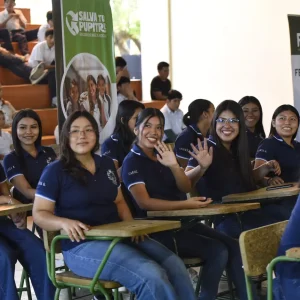 empresarios-donan-50-pupitres-restaurados-a-unidad-educativa